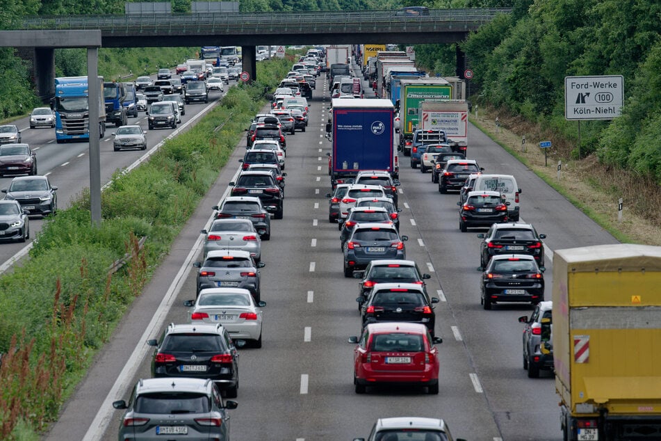 Viel Verkehr zum Feiertag: Wo es in NRW eng wird