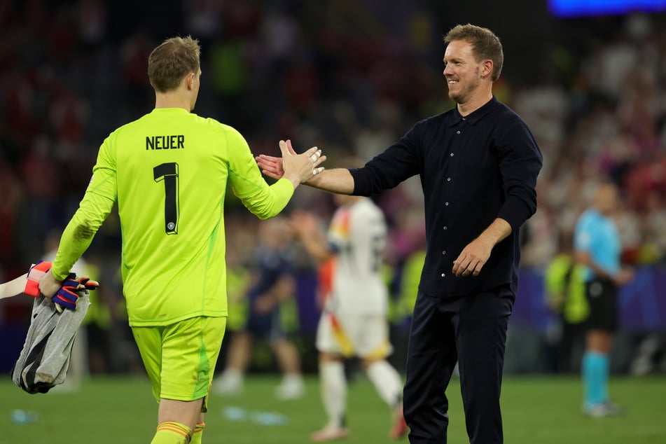 Manuel Neuer (40, l.) macht tatsächlich beim DFB die Rolle rückwärts und fährt als Nummer eins im Tor mit zur WM. Bundestrainer Julian Nagelsmann (38, r.) freut's.