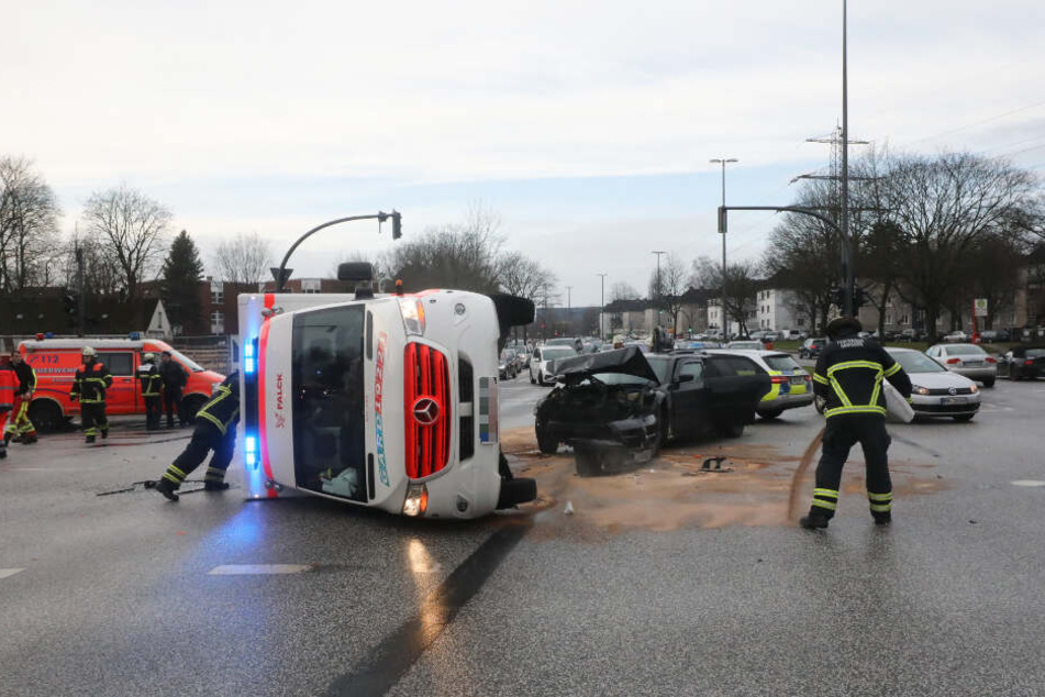 Der Rettungswagen kippte durch den Unfall auf die Seite.