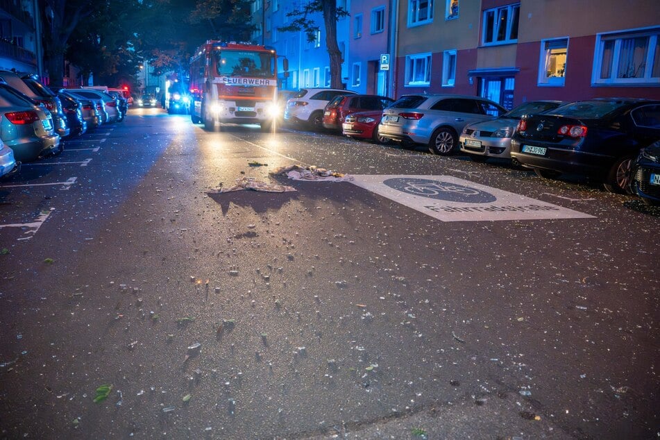 Die Leibnizstraße in Nürnberg ist von Glassplittern übersät.