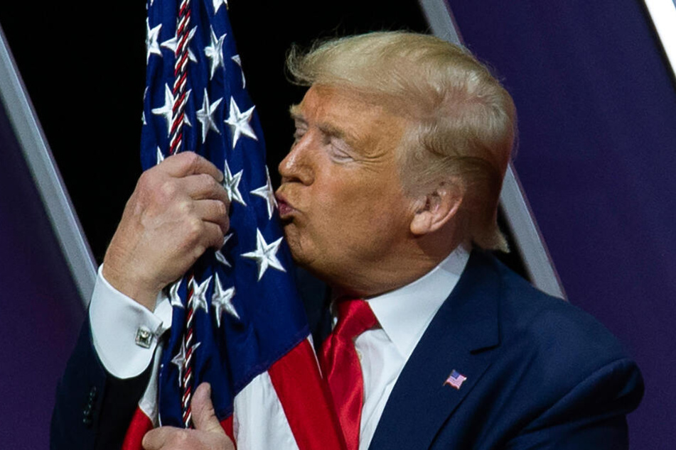Donald Trump (73) küsst die amerikanische Flagge
