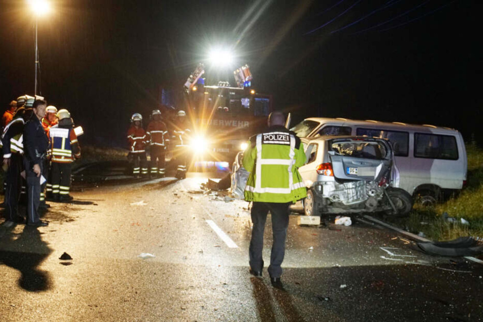 Einsatzkräfte gehen am Unfallort ihrer Arbeit nach.