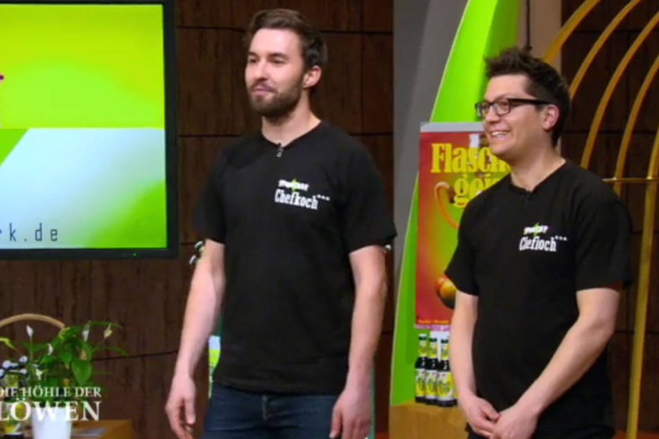 Jan Plewinski (links) und Roman Will (rechts) haben es geschafft! Mit ihrem Getränk "Papa Türk" konnten sie Ralf Dümmel an Bord holen.