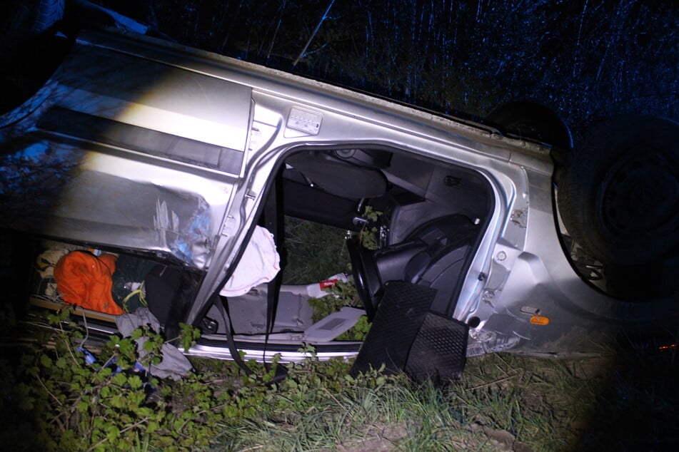 Zeuge entdeckt auf dem Dach liegendes Fahrzeug in Böschung: Wo steckt der Fahrer?