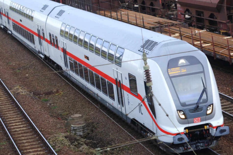 Mehrere Eisbrocken fielen auf den Intercity (Symbolbild).