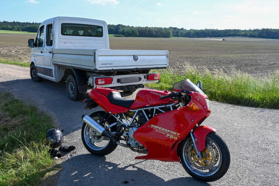 Der Fahrer der Ducati soll bei dem Crash mit dem Transporter Verletzungen erlitten haben.