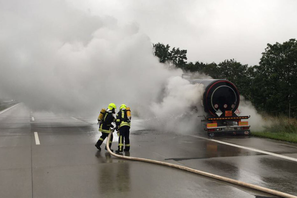 Die Feuerwehr koppelte den Hänger ab und löschten das Feuer.