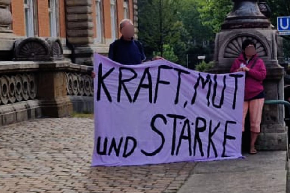 Vor dem Gericht wird Christina Block (52) mit einem Banner in Empfang genommen.