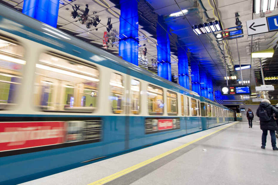 Eine 38-Jährige Frau hat einen vollkommen fremden Mann vor eine U-Bahn geschubst.