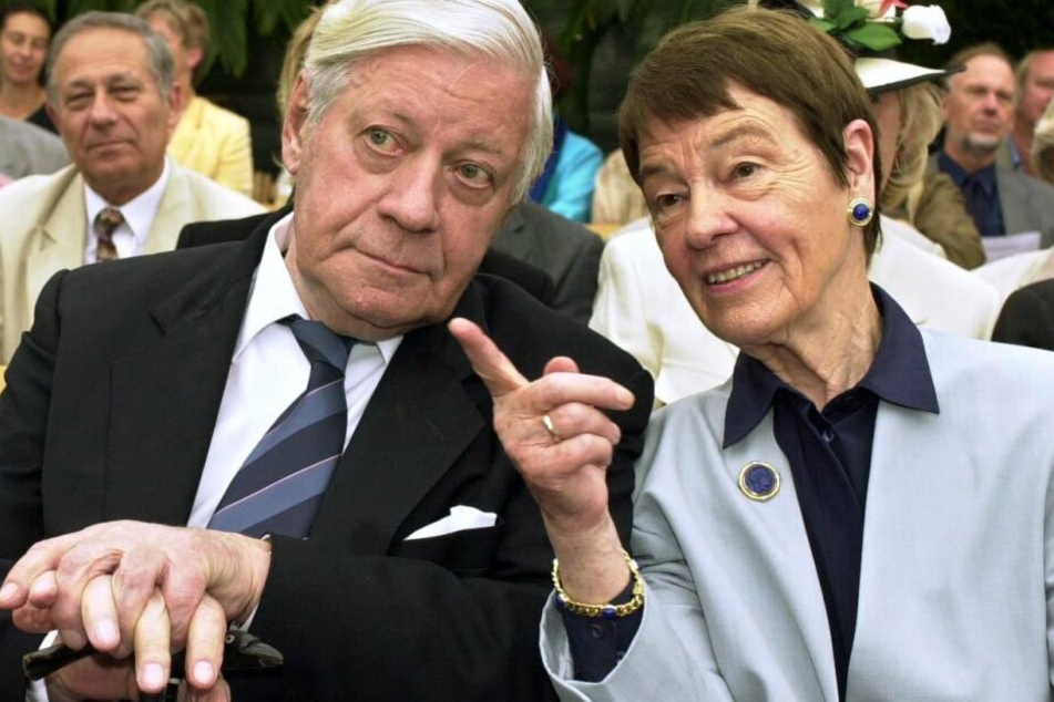 Altbundeskanzler Helmut Schmidt und seine Frau Loki unterhalten sich während der Verleihung der Ehrendoktorwürde der Universität Hamburg an Loki Schmidt.