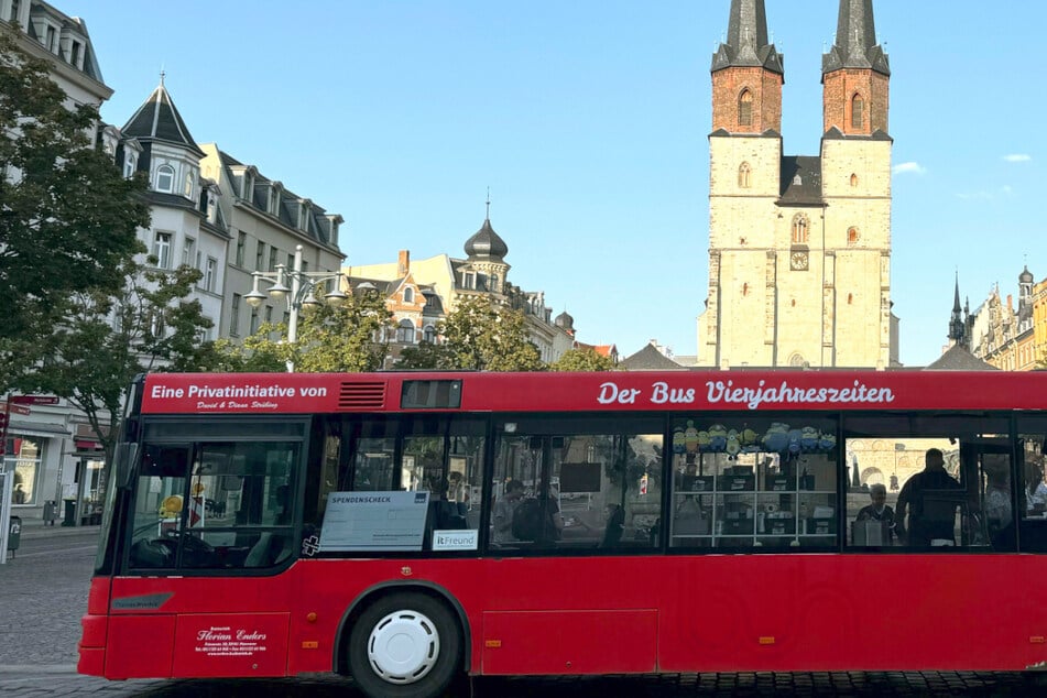 Der knallrote Bus des Vereins "Bus Vierjahreszeiten" fährt durch Halle, die Ehrenamtlichen helfen Bedürftigen mit Kleidung und Essen, hören ihnen und ihren Sorgen zu.