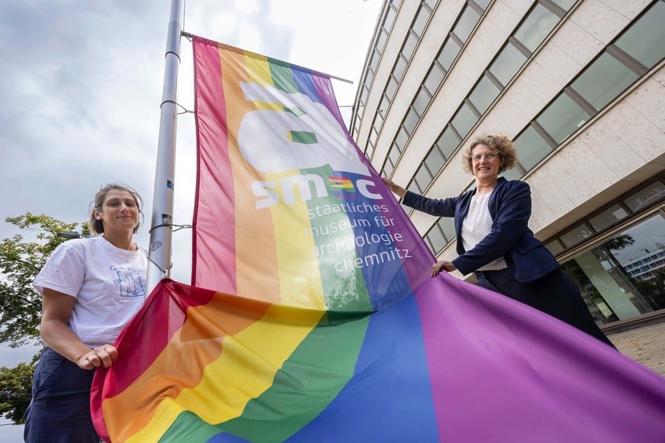 Kuratorin Christina Michel (l.) und Museums-Chefin Sabine Wolfram (65) hissten am Dienstag die Flagge vor dem smac.