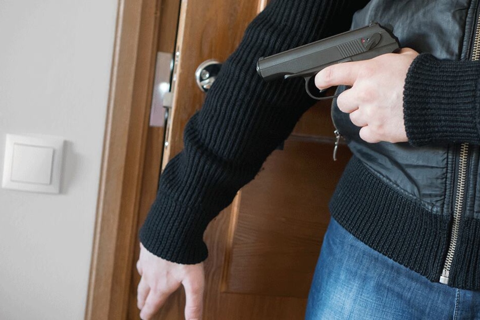 Der Mann brach in das Haus seiner Ehefrau ein und eröffnete das Feuer auf die Familie. (Symbolbild)