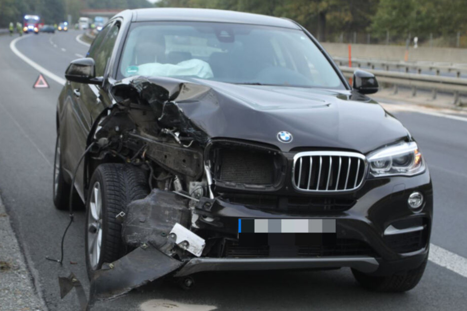 Die rechte Vorderseite des BMW wurde durch den Aufprall zerstört.