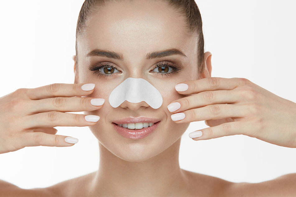 Sorgt für freie Poren: Nose Strip anfeuchten, auf die Nase legen, zehn Minuten warten und das bretthart gewordene Tuch samt Talgpfropfen abziehen.