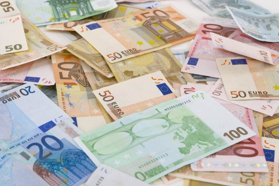 Bei der letzten Erhebung Ende 2017 lag das mittlere Einkommen für einen Vollzeitjob im Freistaat bei 2479 Euro (brutto) pro Monat - 860 Euro unter dem Wert für Westdeutschland (3339 Euro).