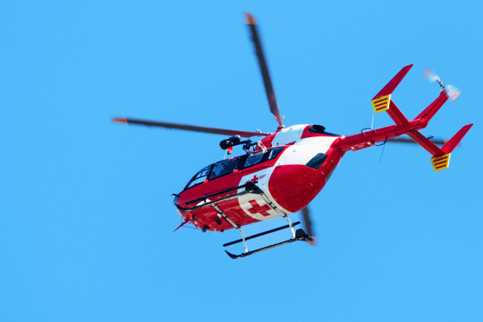 Mit einem Rettungshubschrauber wurde der Mann in eine Klinik gebracht. (Symbolbild)