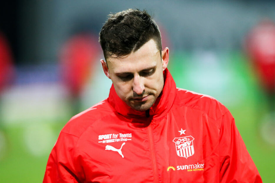 Nach dem Platzverweis war FSV-Spieler Davy Frick total bedient.
