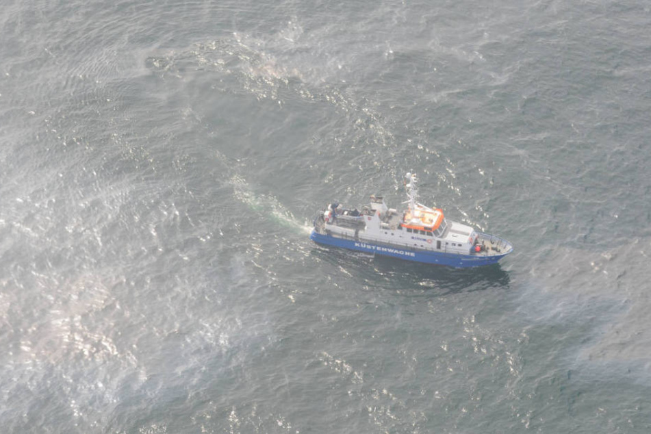 Die Küstenwache untersucht mit einem Schiff die Ölspur (Archivbild).