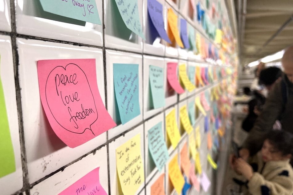 People leave post-it notes as they take part of the Subway Therapy project in New York City.