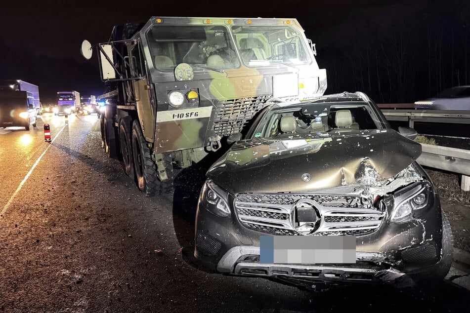 Der Truck sowie der Mercedes mussten abgeschleppt werden.