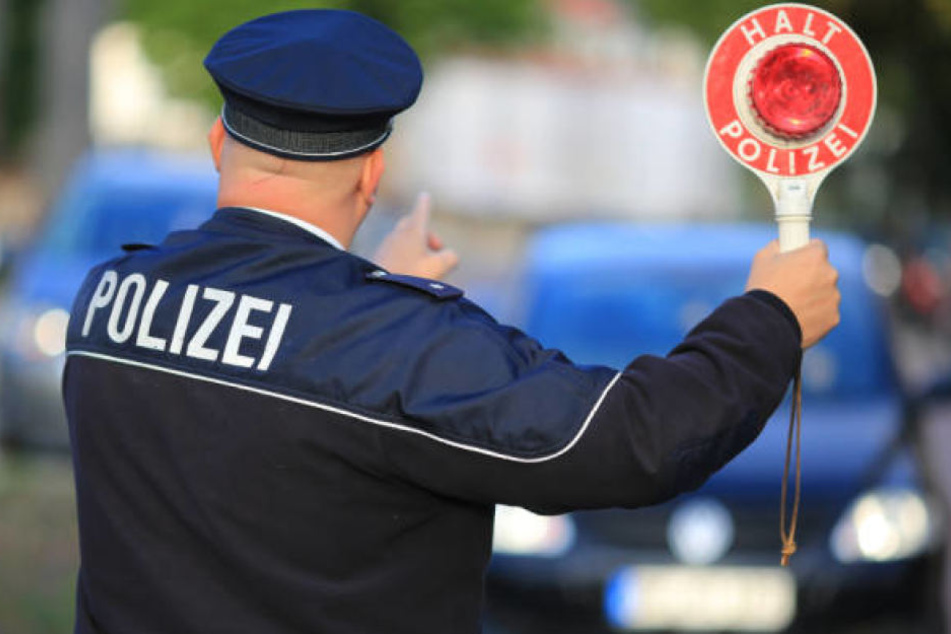 Bei einer Tempokontrolle rastete der Autofahrer völlig aus. (Symbolbild)