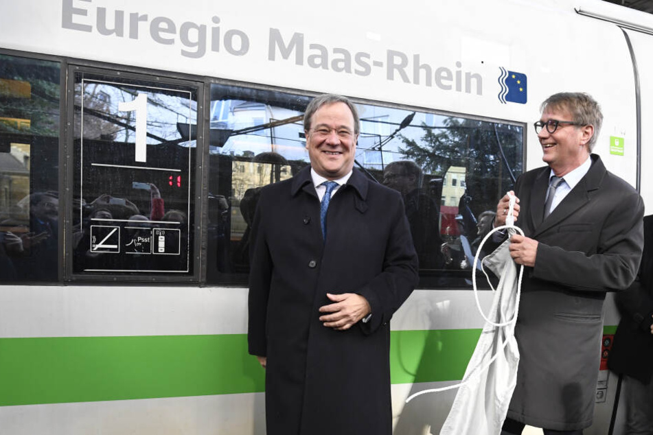 NRW-Ministerpräsident Armin Laschet (CDU, links) bei der Taufe eines neuen ICE-Zuges.