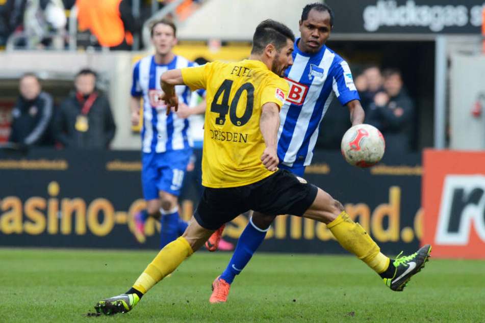 Beim letzten Dynamo-Auftritt im Olympiastadion im September 2012 war Cristian Fiel noch selbst am Ball. Hier stoppt er den Herthaner Ronny.