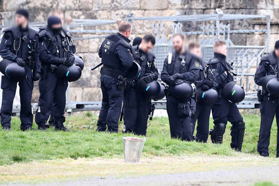 Die sächsische Polizei sichert ein Fußballspiel ab.