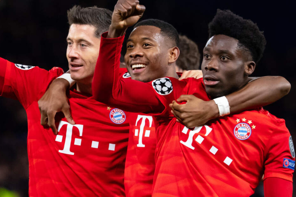 Robert Lewandowski (l.) wird dem FC Bayern München mehrere Wochen fehlen.