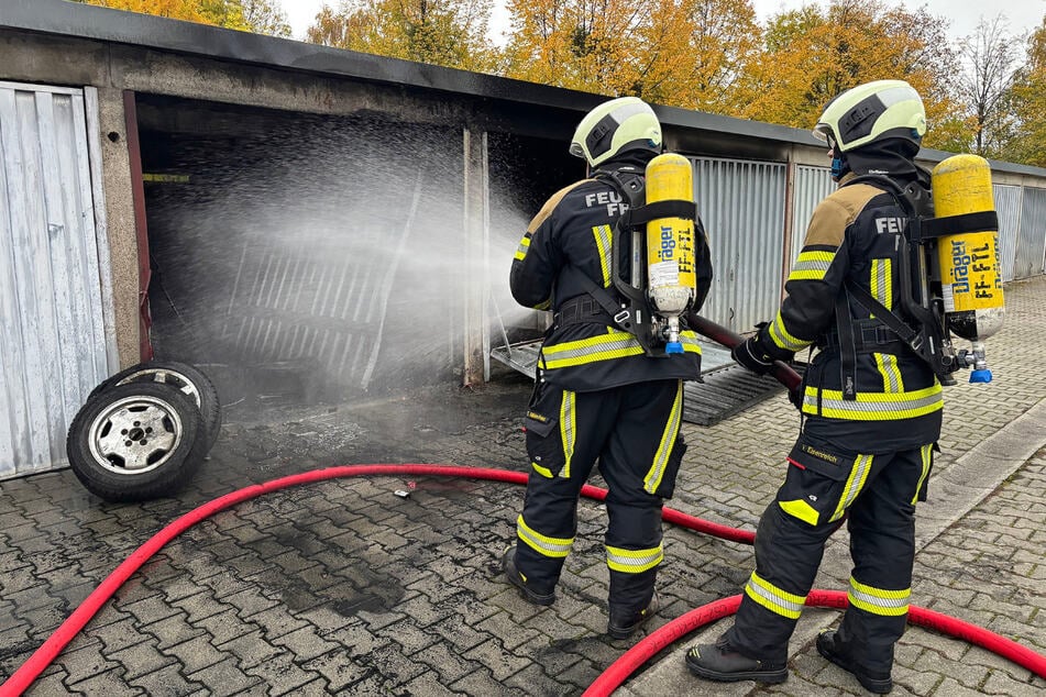 Garage voller Reifen steht plötzlich in Flammen: Feuerwehrmann bei Einsatz verletzt