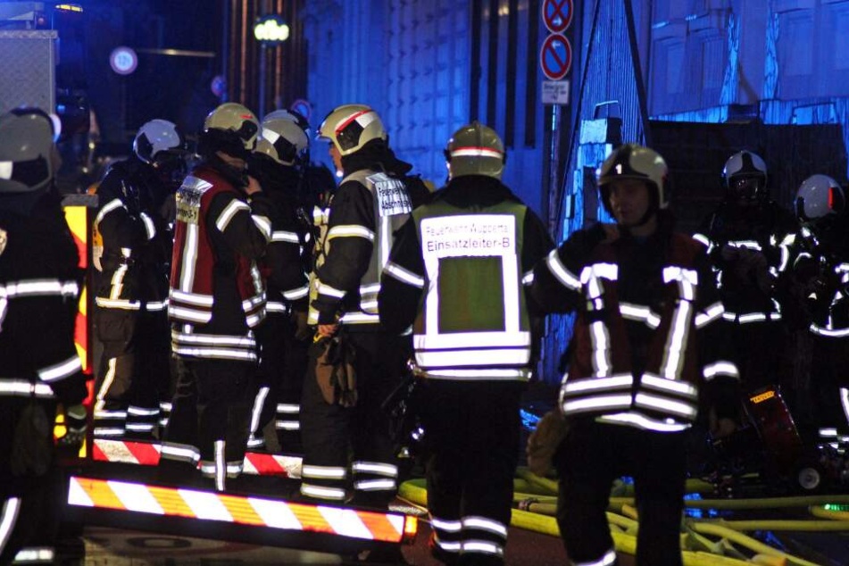Ein Brand in einem Treppenhaus mit großer Rauchentwicklung löste einen Großeinsatz aus.