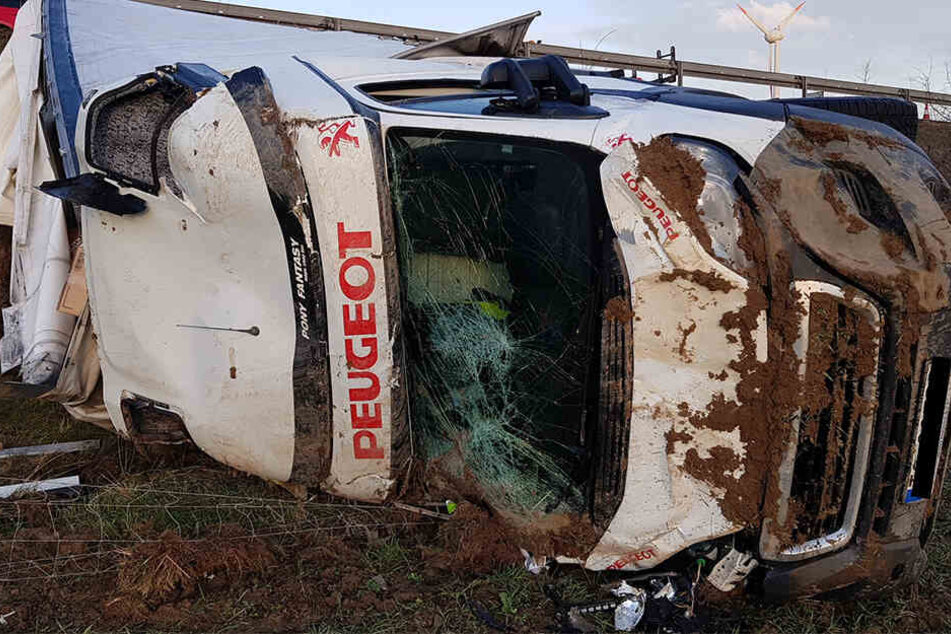 Der Transporter wurde bei dem Unfall völlig zerstört.