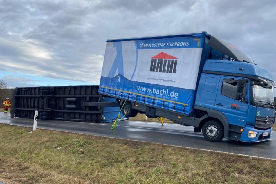 Auf der Autobahn 92 ist der Anhänger eines Lastwagens umgekippt.