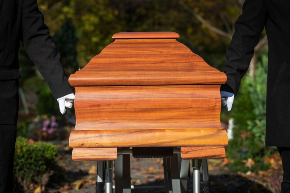Für das letzte Geleit von der Kapelle zum Grab fehlen häufig die Träger.