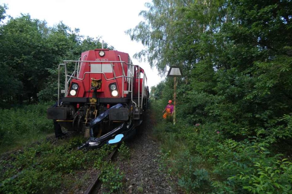 Das Heck hängt noch im Puffer des Zuges.