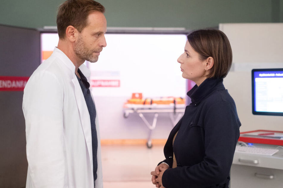 Dr. Kai Hoffmann und Dr. Maria Weber haben noch einmal näher zueinander gefunden. Wird sich der Chefarzt ihr nun anvertrauen können?