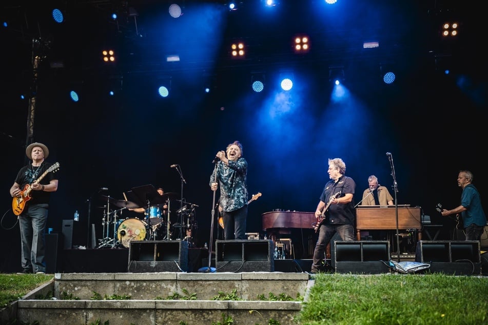 Die US-amerikanische Rockband "Counting Crows" besteht aktuell aus sieben festen Musikern. Im Rahmen ihrer "The Complete Sweets Tour" machte sie am Dienstag auch im Hamburger Stadtpark Halt.