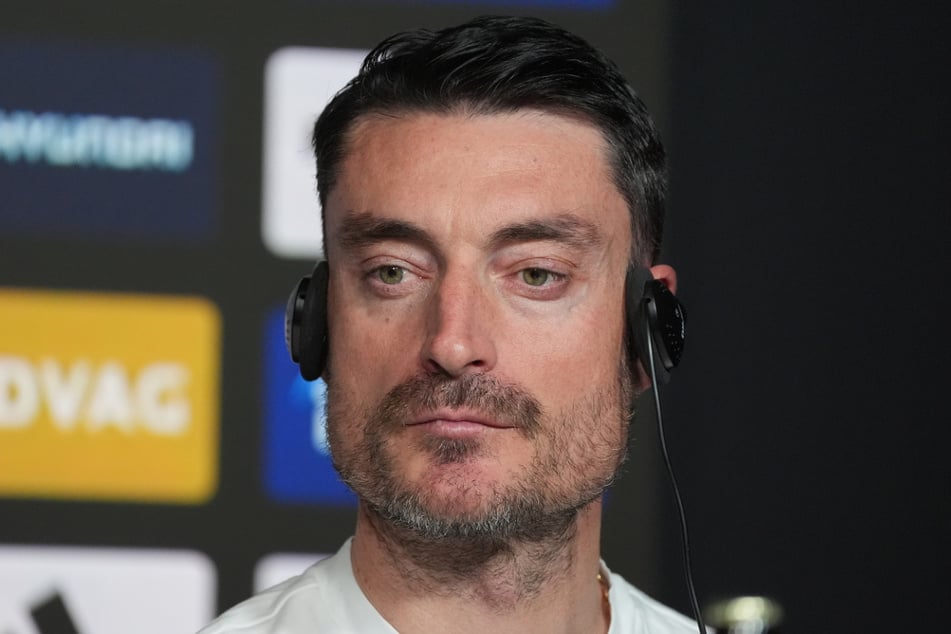 Albert Riera (43) soll das Ruder herumreißen und Eintracht Frankfurt endlich wieder auf Kurs bringen.