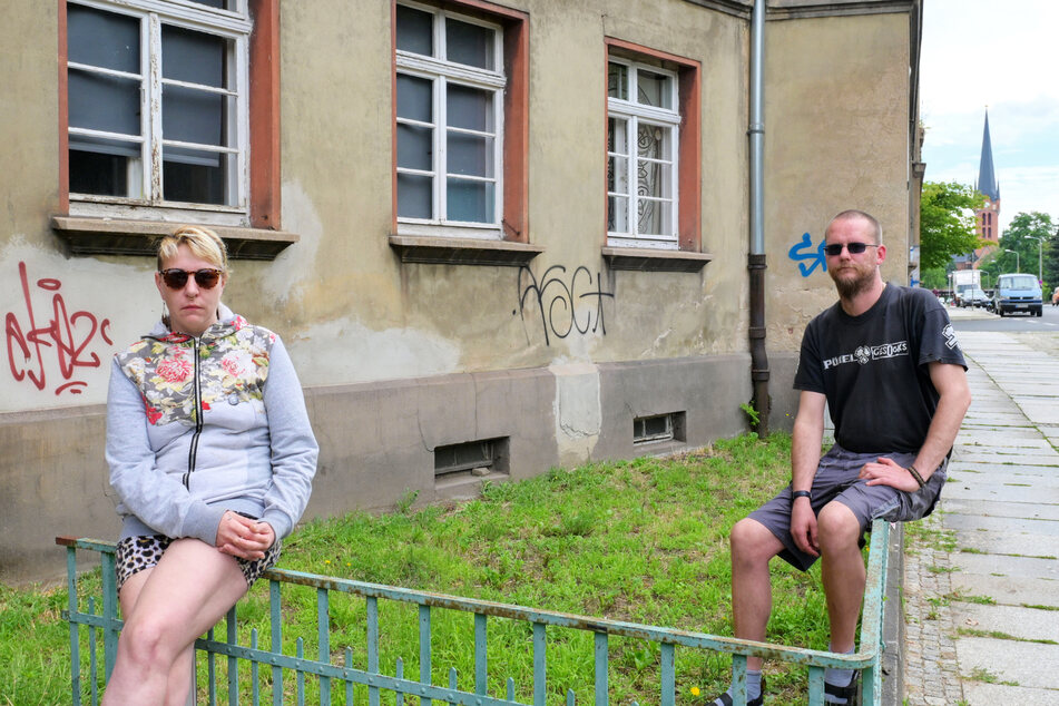 Die Anwohner Stefanie (37) und Richard (38) ärgern sich über die "Rasenmäher-Politik" ihrer Hausverwaltung.