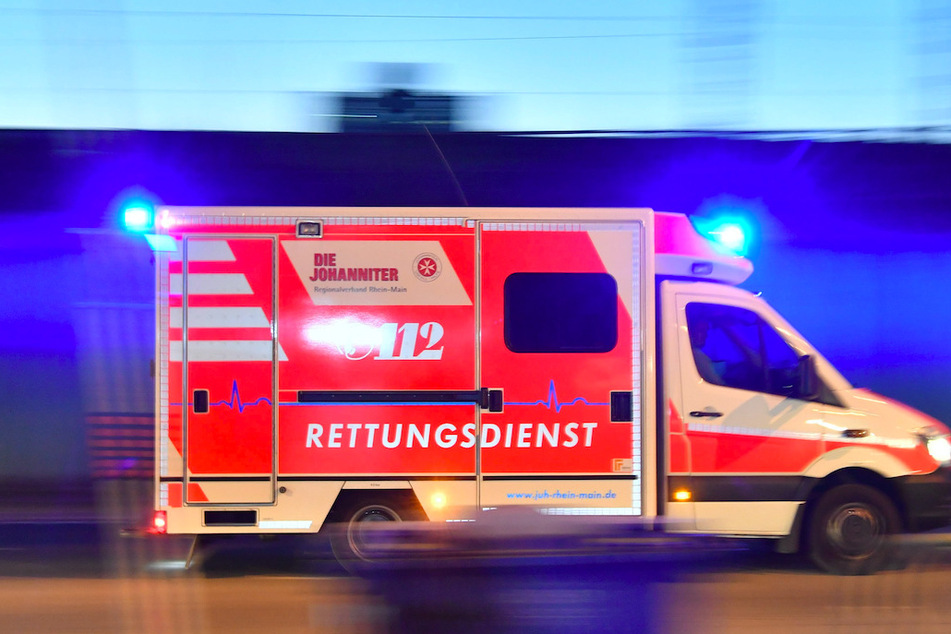 Ein Rettungswagen brachte den Mann ins Krankenhaus. (Symbolbild)