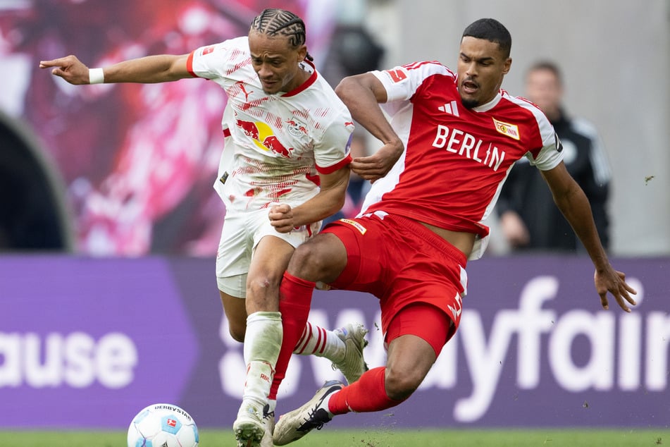 Leipzigs Top-Star Xavi Simons (21, l.) hatte gegen Unions Defensive um Danilho Doekhi (26) einen schweren Stand.