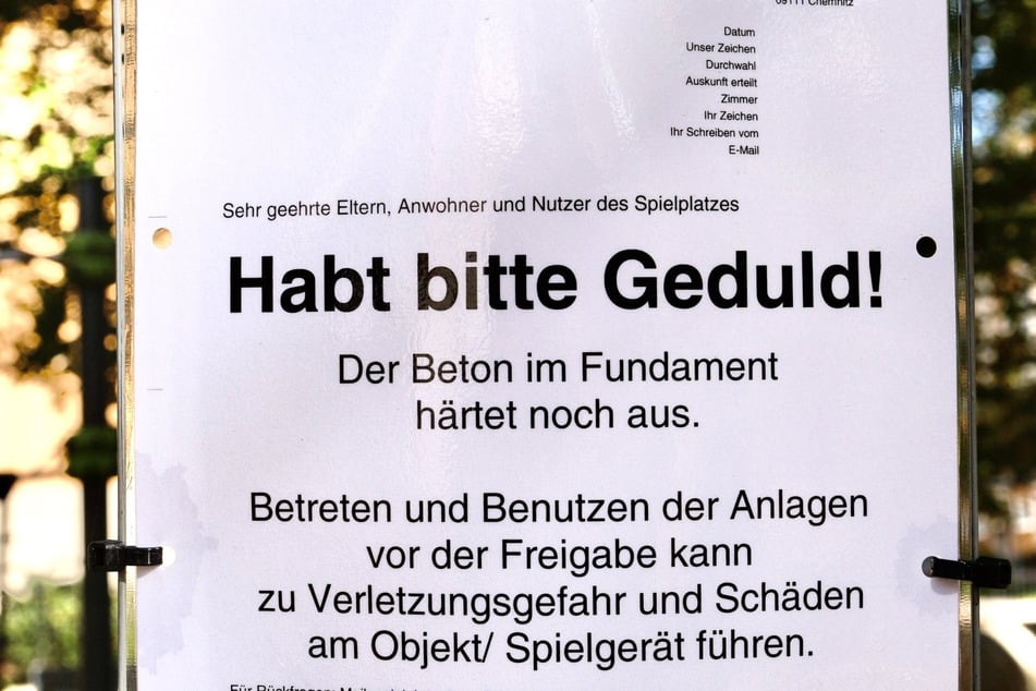 Auch am Spielplatz weist ein Schild auf die Reparaturarbeiten hin.