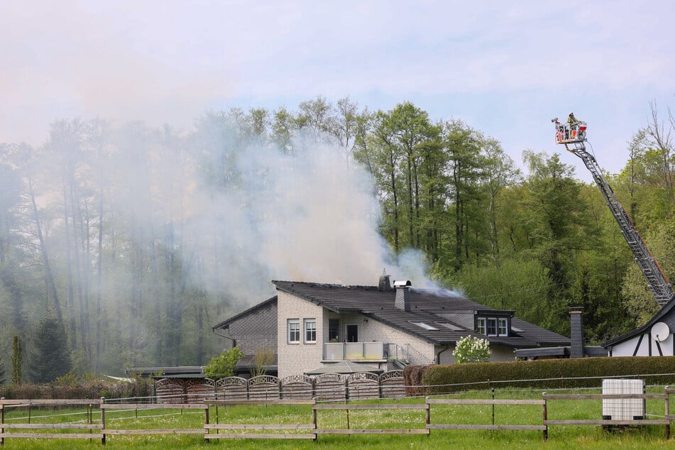 Schwieriger Einsatz: Weil ein Hydrant nicht ausreichte, musste die Feuerwehr das Löschwasser sogar aus einem nahegelegenen Teich heranschaffen.