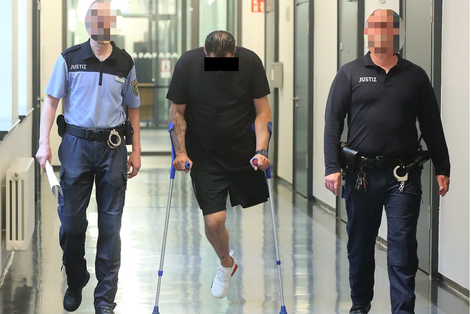 Hassan R. (36, M.) verlor sein Bein, als er einen Polizisten mit einer Eisenstange attackierte und dafür eine Kugel kassierte.