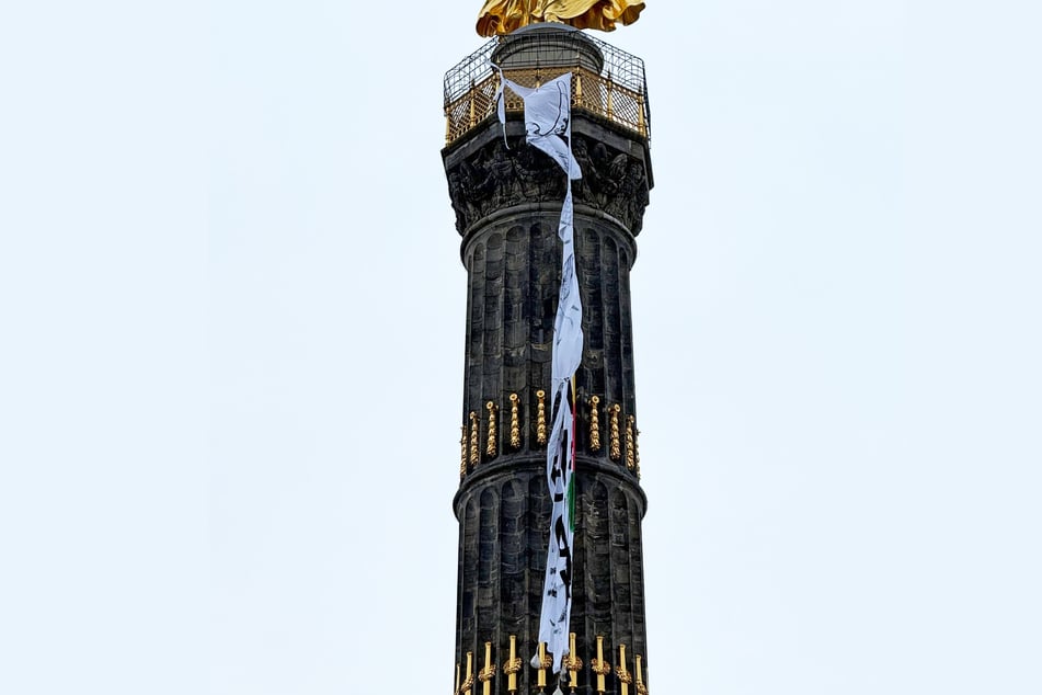 Was hängt da an der Siegessäule? Zu entziffern ist der Schriftzug nur schwer.