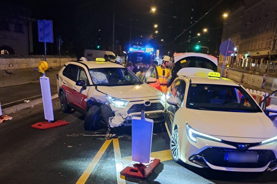 Beide Taxis wurden beim Unfall im Karl-Müller-Weg beschädigt.