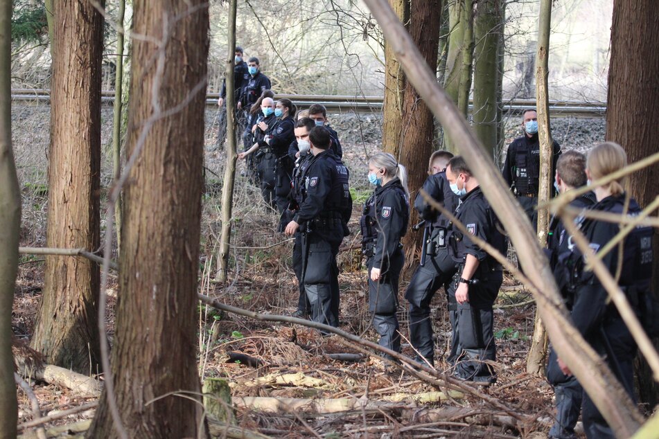 Die Polizei ist am Decksteiner Weiher mit einem Großaufgebot im Einsatz.