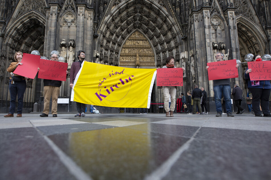 Köln: "Rote Karte für Woelki": Reformbewegung "Wir sind Kirche" protestiert vor Kölner Dom
