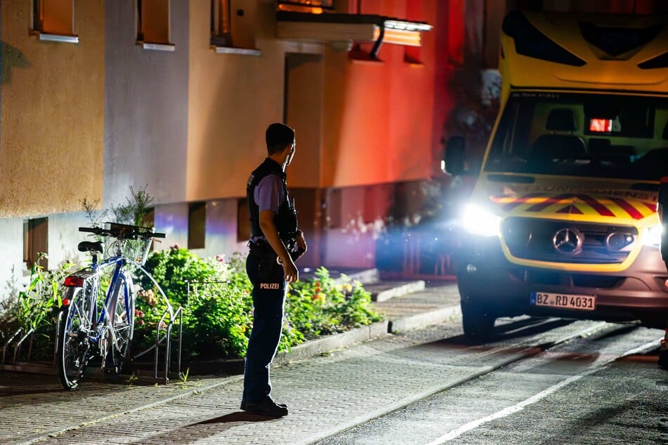 Polizisten wollten am Montagabend im Radeberger Neubauviertel an der Heidestraße einen Gewalttäter überprüfen. Dabei kam es zum Messerangriff.